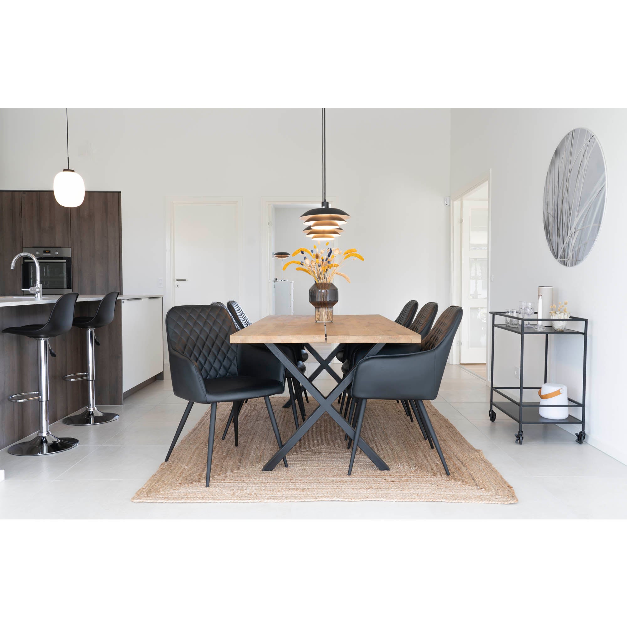 Tapis Bombay jute naturel salle à manger table bois chaises cuir noir sol blanc