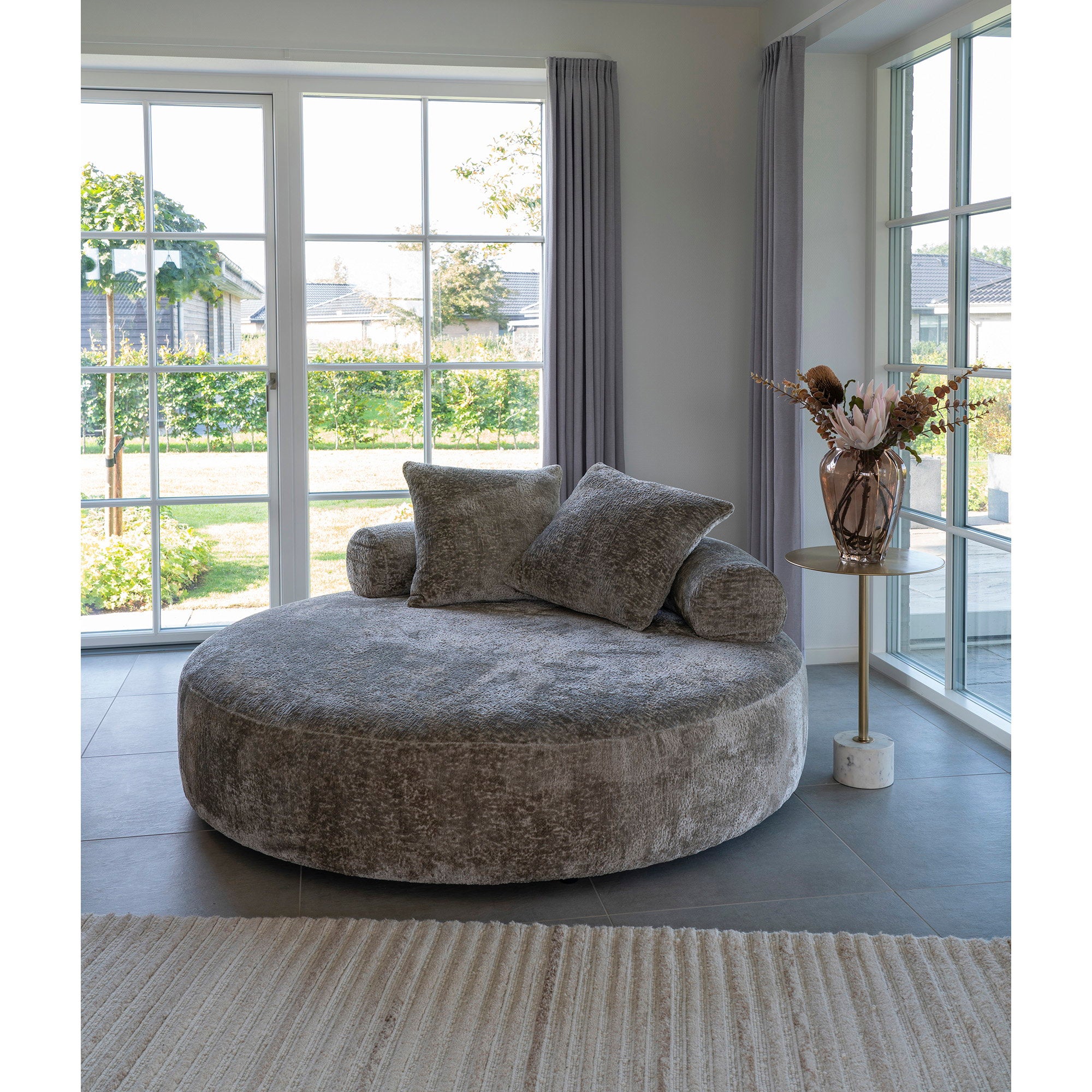 Tapis Mango ivoire salon chauffeuse ronde taupe fenêtre panoramique