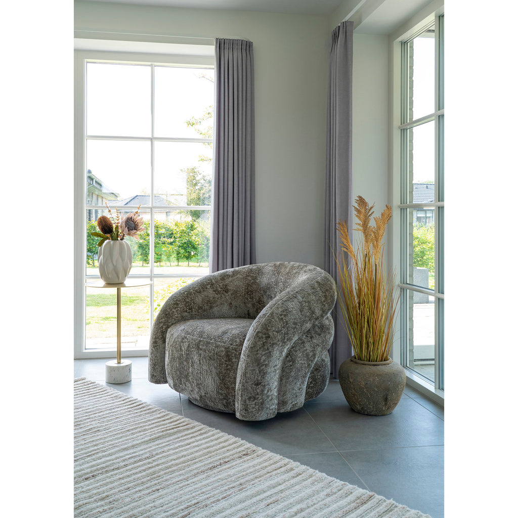 Tapis Mango ivoire ambiance salon fauteuil bouclette gris fenêtre lumière