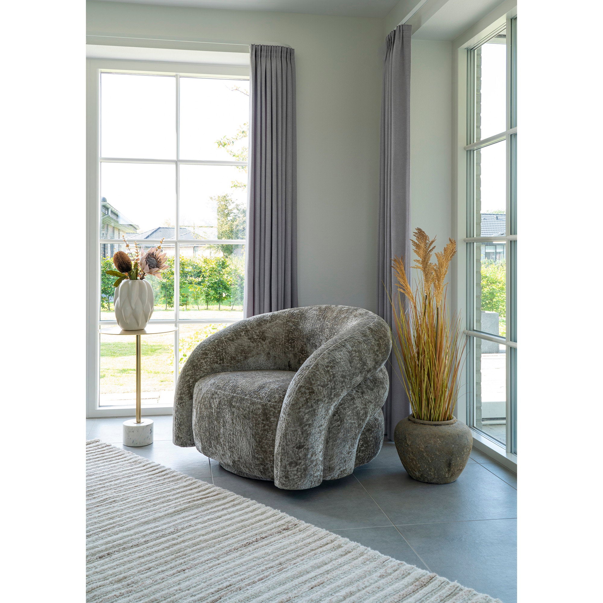 Tapis Mango ivoire ambiance salon fauteuil bouclette gris fenêtre lumière