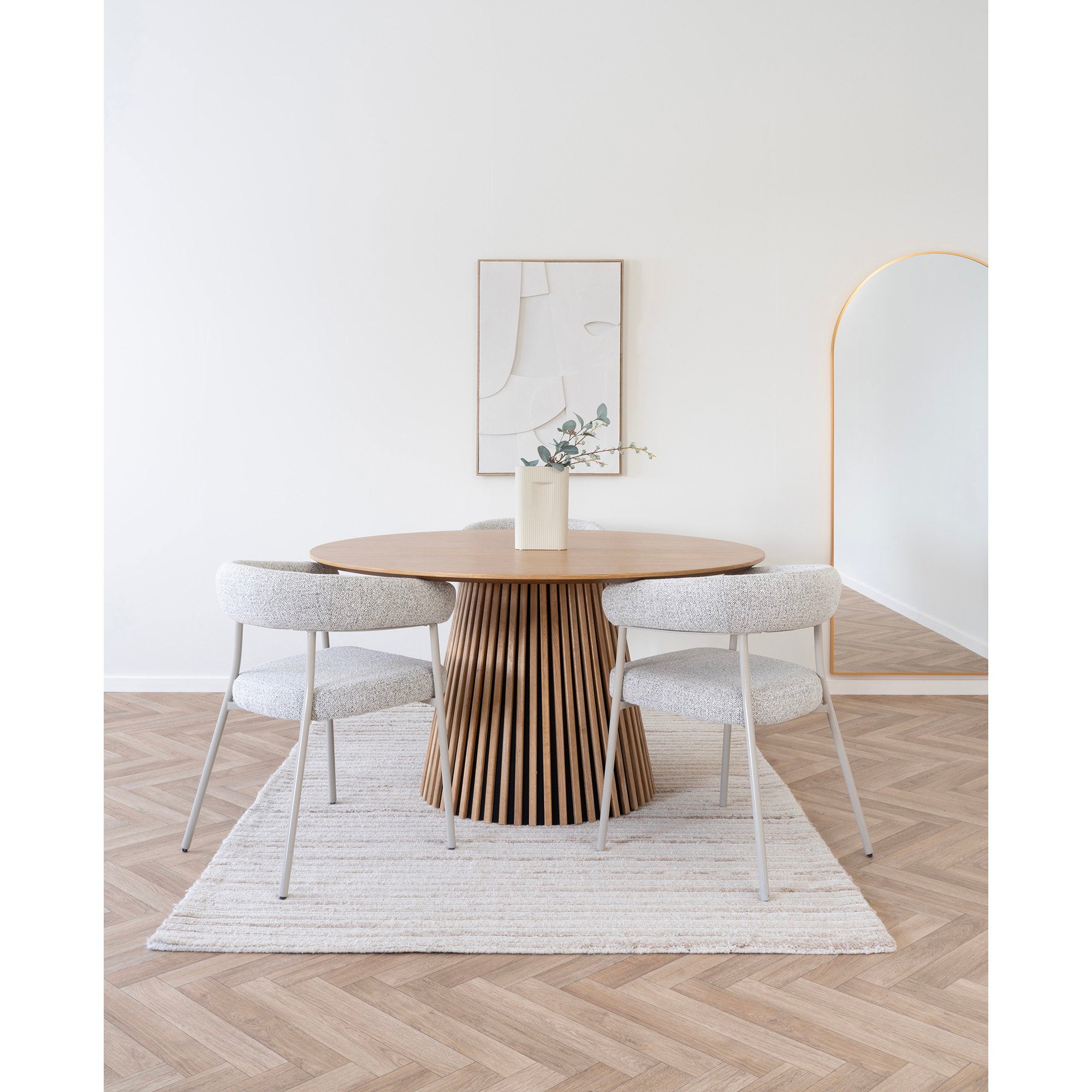 Tapis Mango laine ivoire salle à manger table ronde bois chaises bouclette
