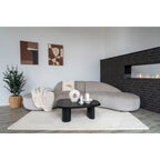 Tapis Pune ivoire salon contemporain table basse noire canapé cheminée design