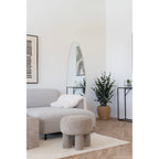 Tapis Pune laine ivoire ambiance salon épuré pouf gris canapé miroir