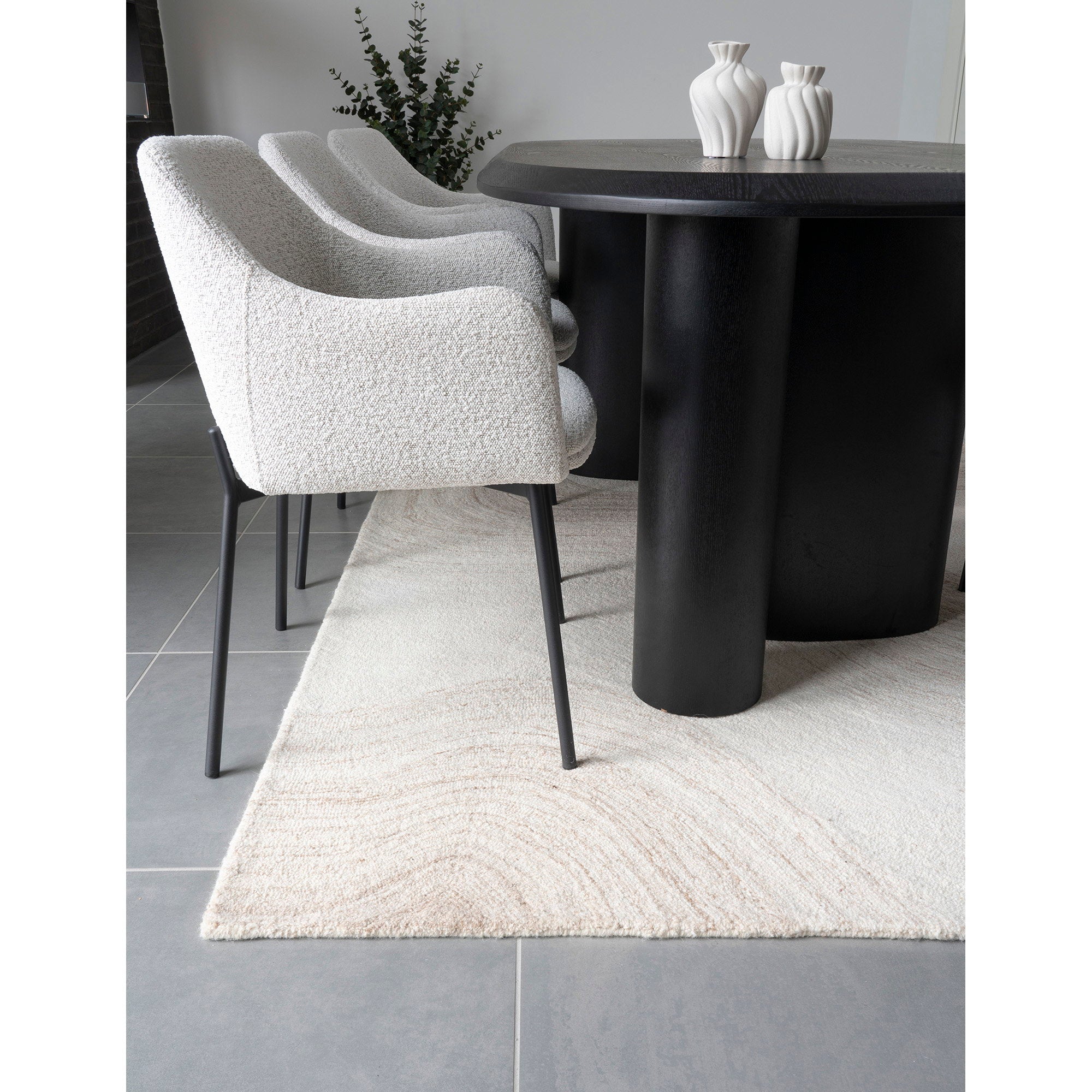 Tapis Surat ivoire brun clair sol carrelage chaises bouclette table ronde noire
