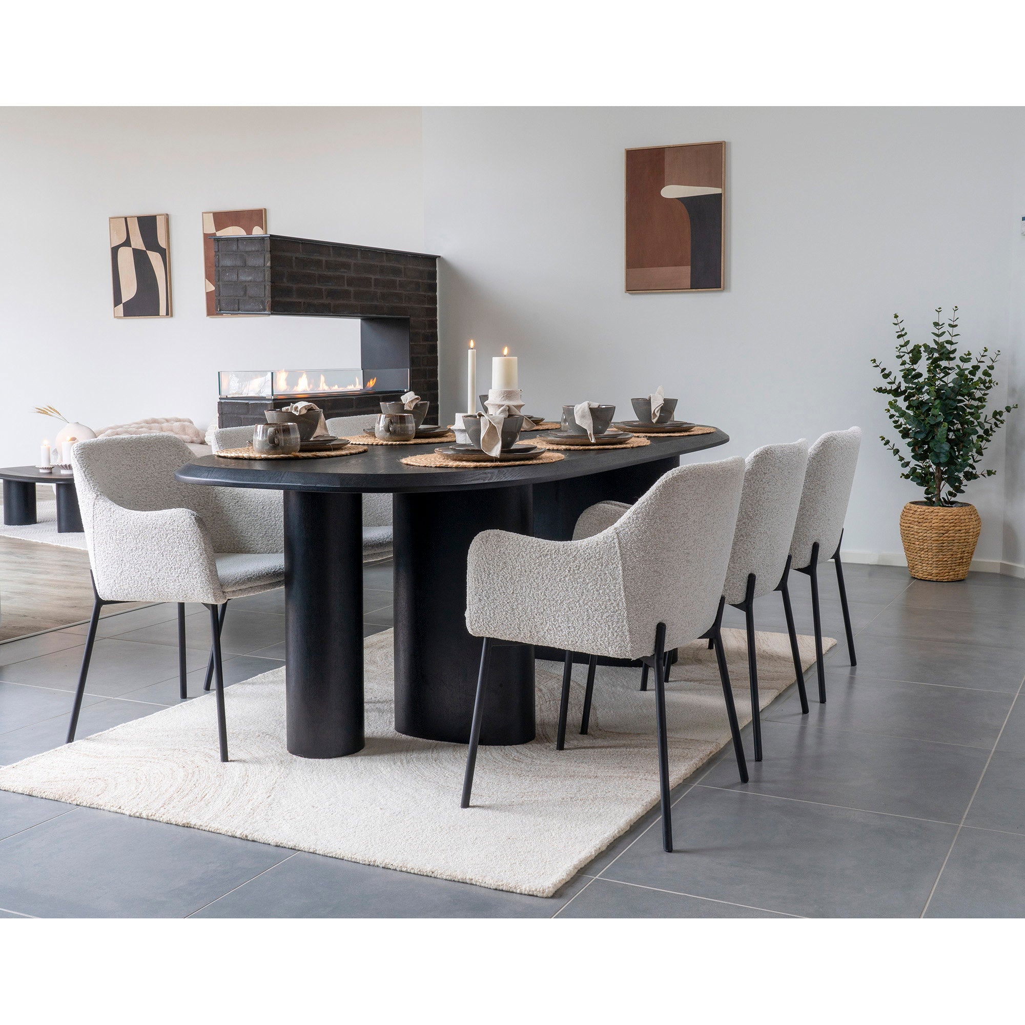 Tapis Surat ivoire brun ambiance salle à manger table noire chaises bouclette