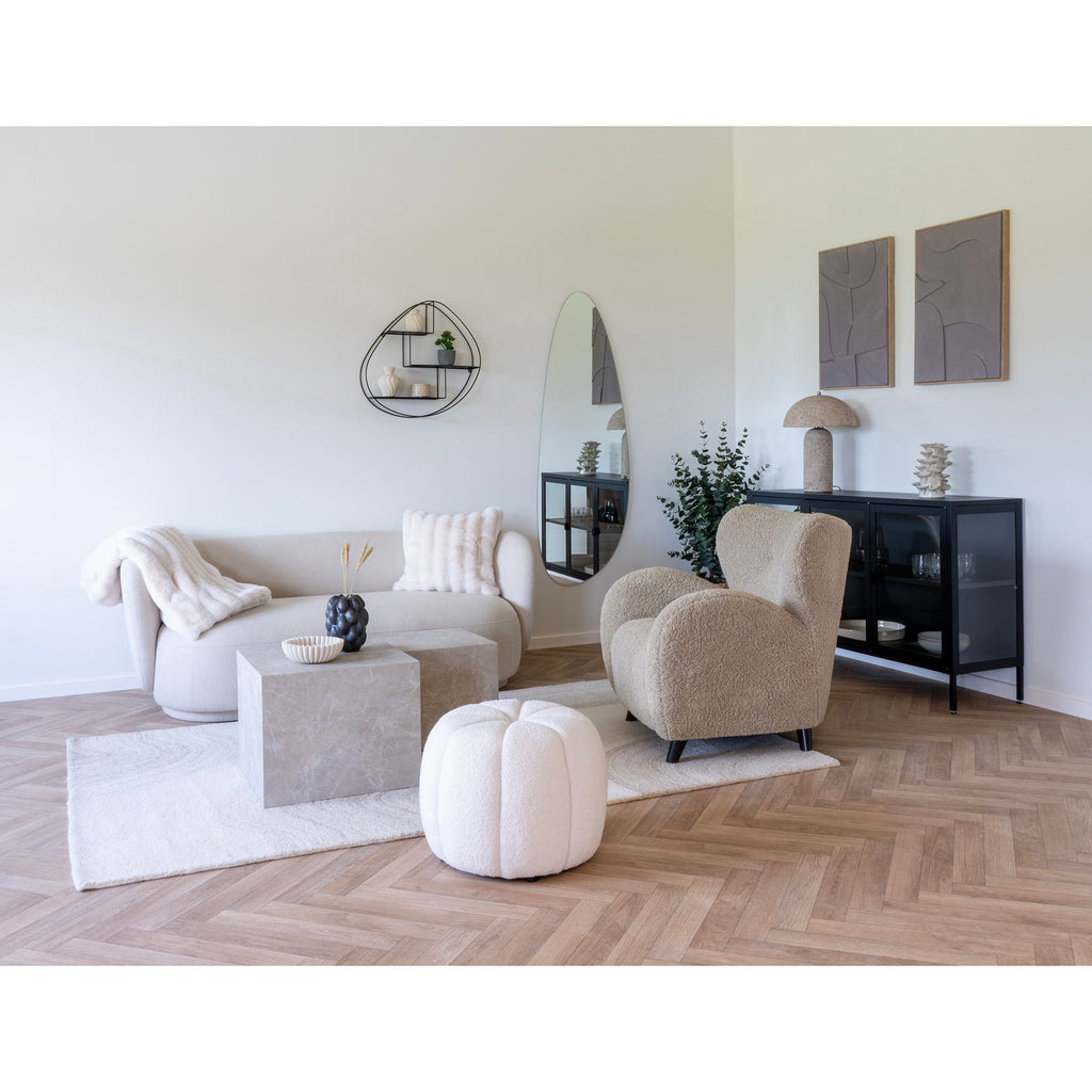 Tapis Surat laine ivoire ambiance salon épuré pouf blanc fauteuil beige miroir