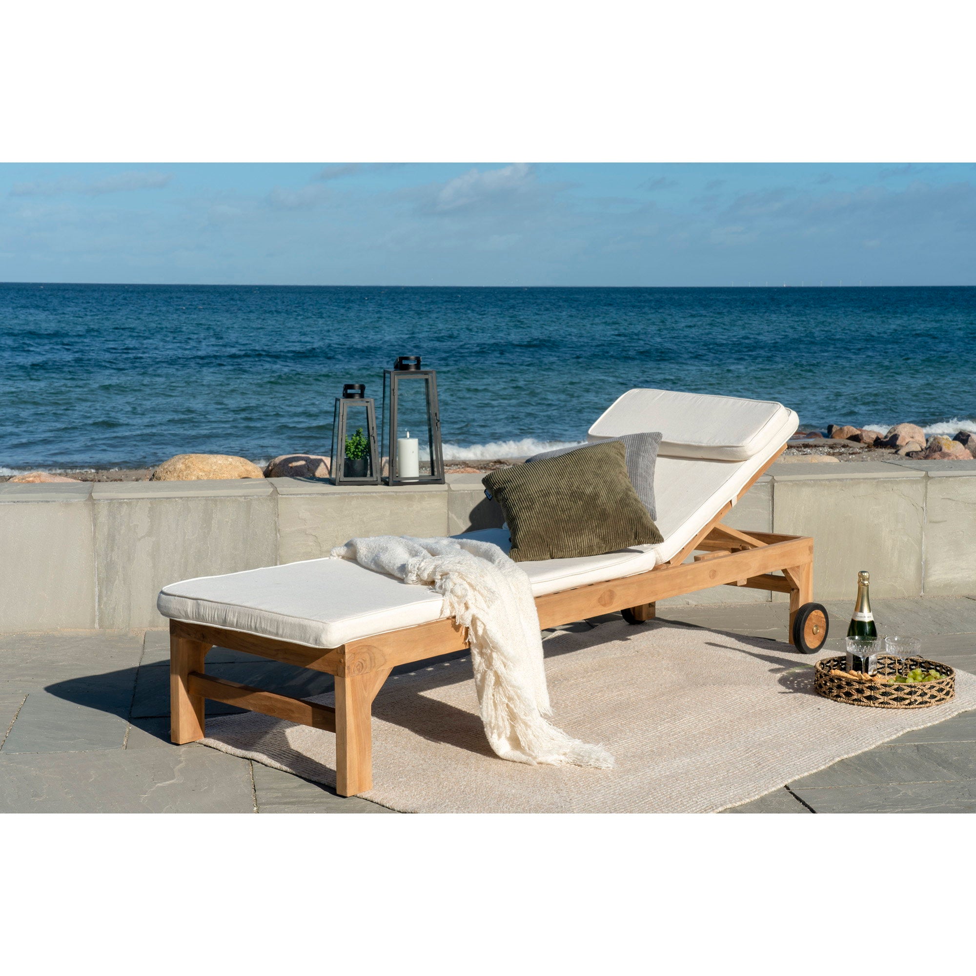 Tapis Menorca sable extérieur bord de mer bain de soleil teck coussin blanc