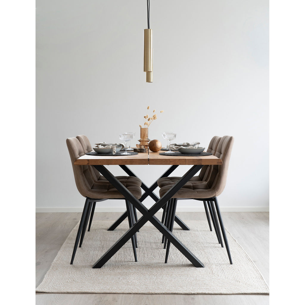 Tapis Menorca sable intérieur salle à manger table bois chaises velours taupe