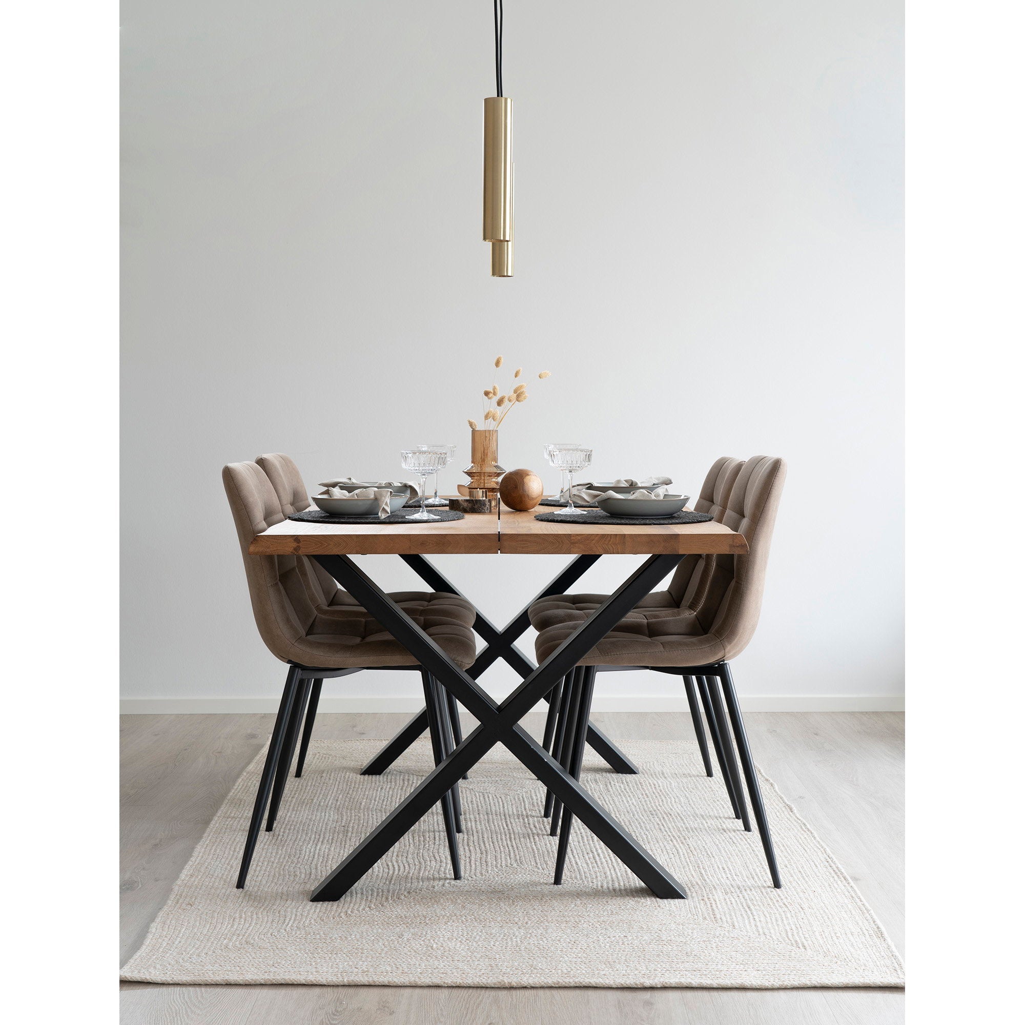 Tapis Menorca sable intérieur salle à manger table bois chaises velours taupe