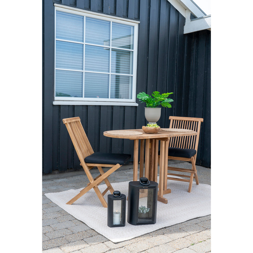 Tapis Menorca sable extérieur balcon terrasse table ronde teck chaises pliantes