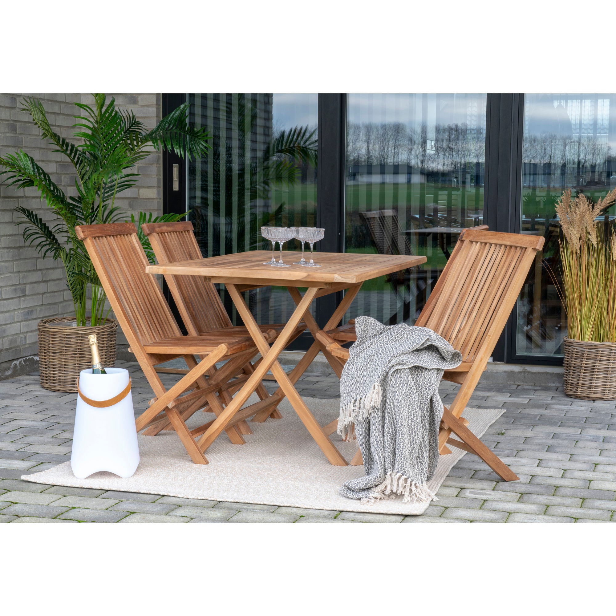 Tapis Menorca sable extérieur terrasse table teck chaises pliantes jardin