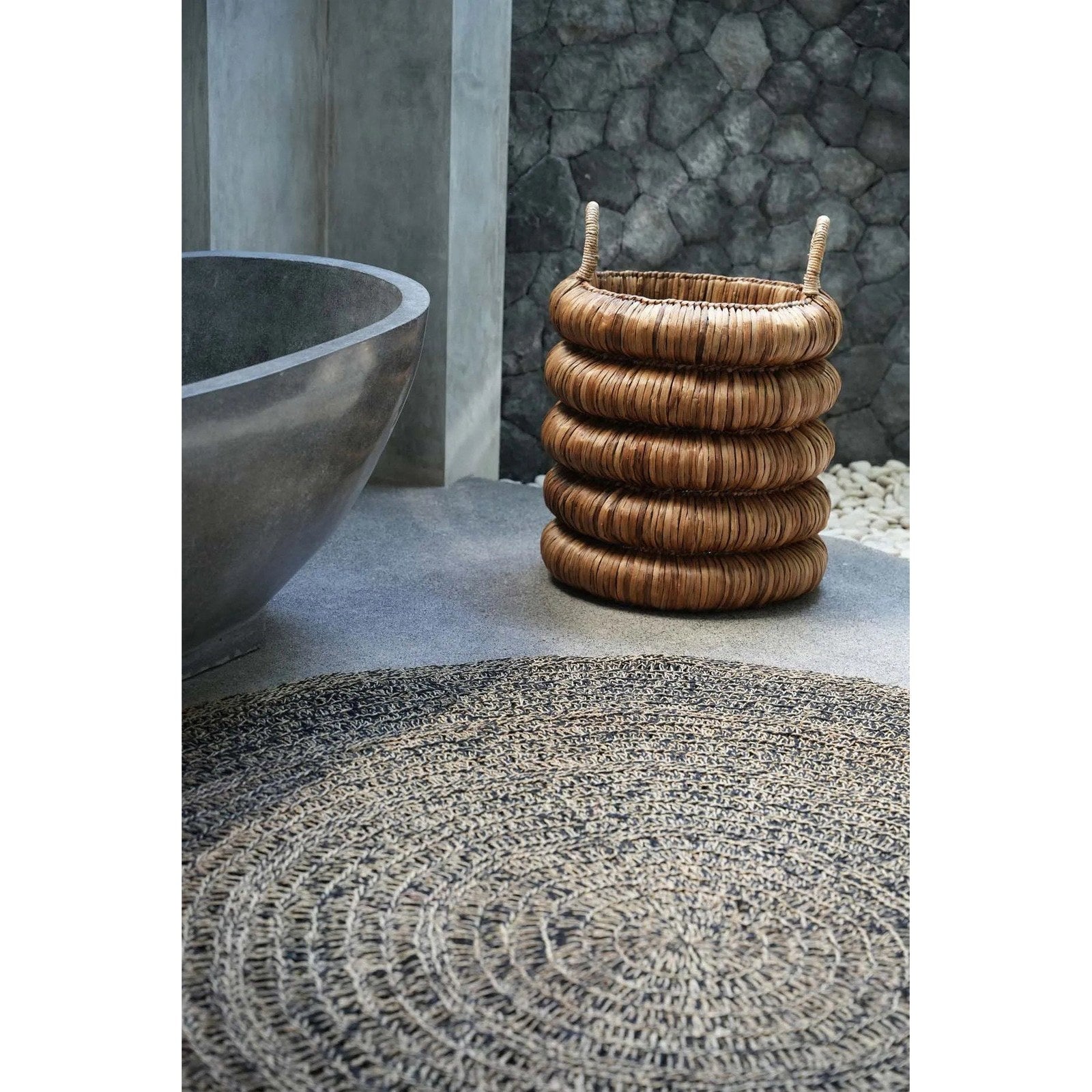 Tapis rond en jonc de mer brun noir 150 cm de diamètre en situation
