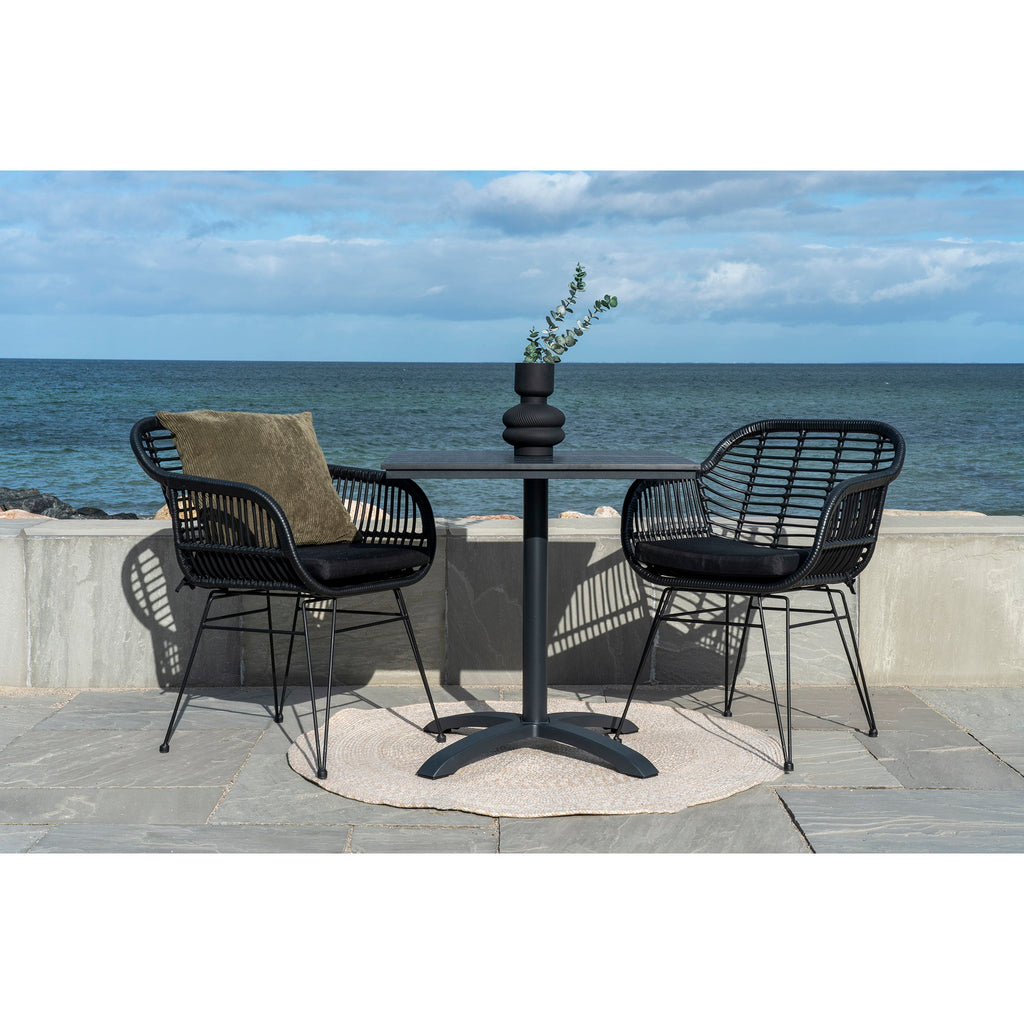 Tapis rond Menorca sable extérieur bord mer table anthracite chaises corde noire