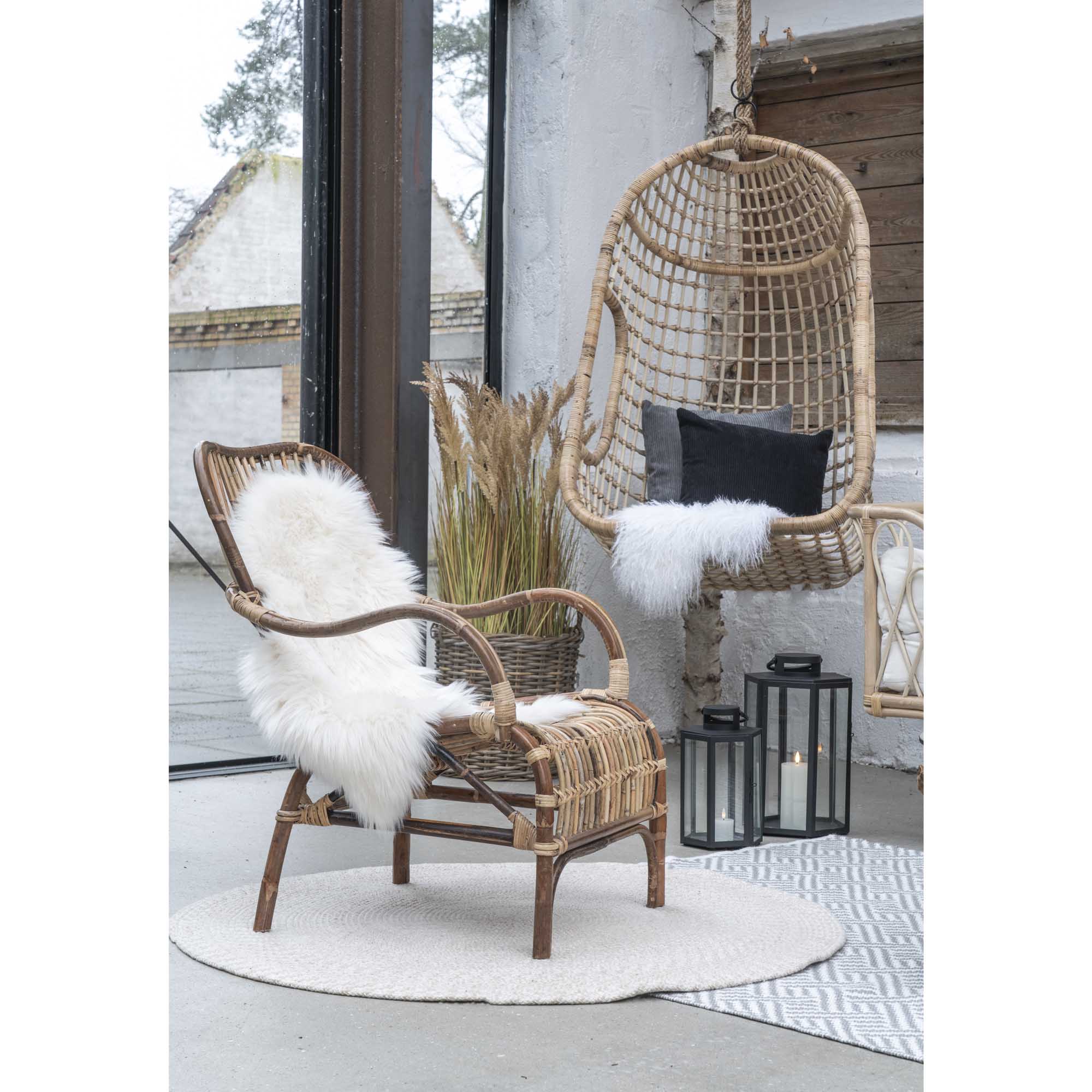 Tapis rond Menorca sable extérieur terrasse fauteuil rotin chaise suspendue