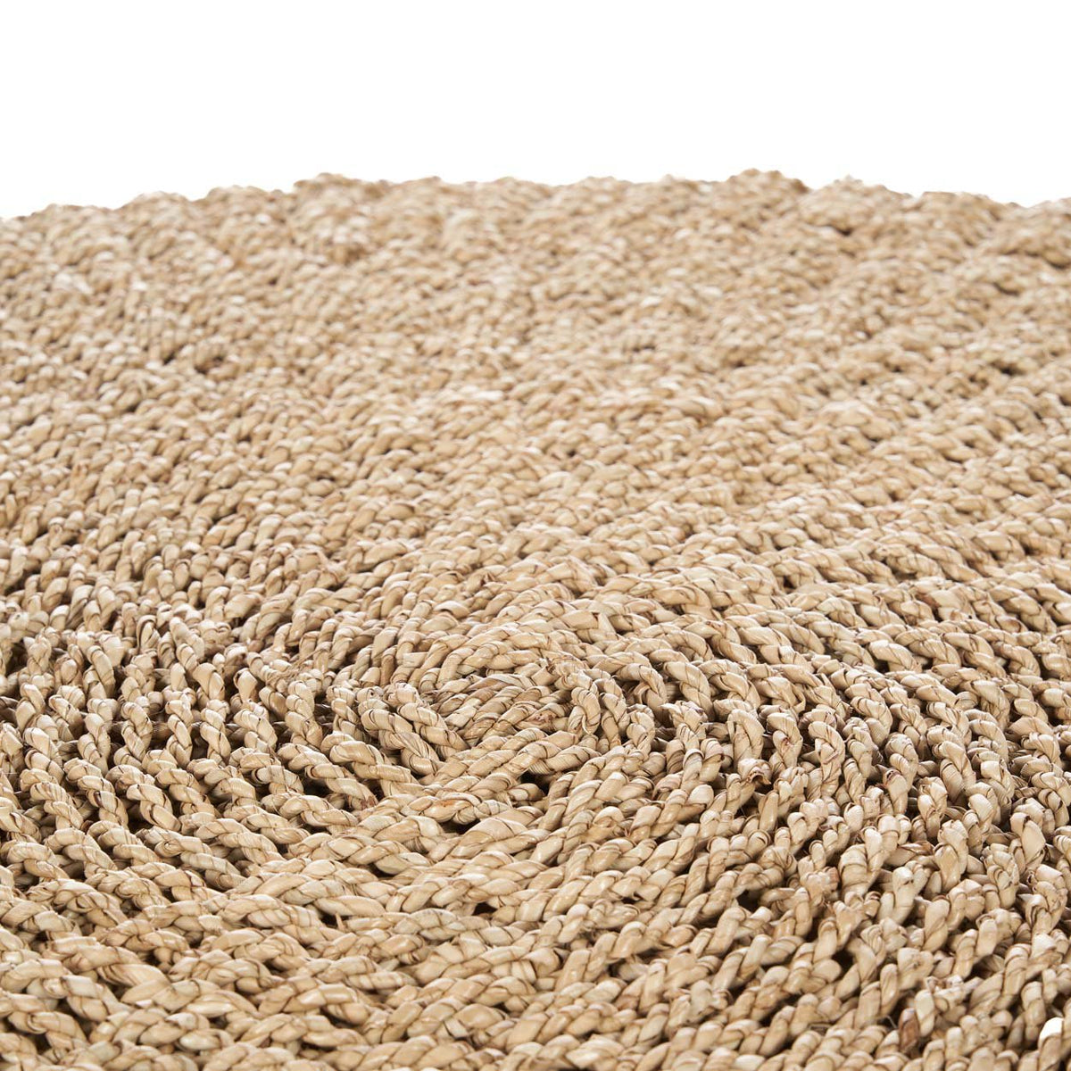 Gros plan sur le centre en spirale du tapis rond en sisal naturel