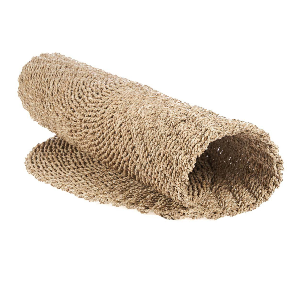 Tapis rond en sisal naturel à moitié roulé montrant sa souplesse et ses mailles ajourées