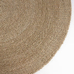 Détail du tressage de sisal et du bord arrondi du tapis Sizali