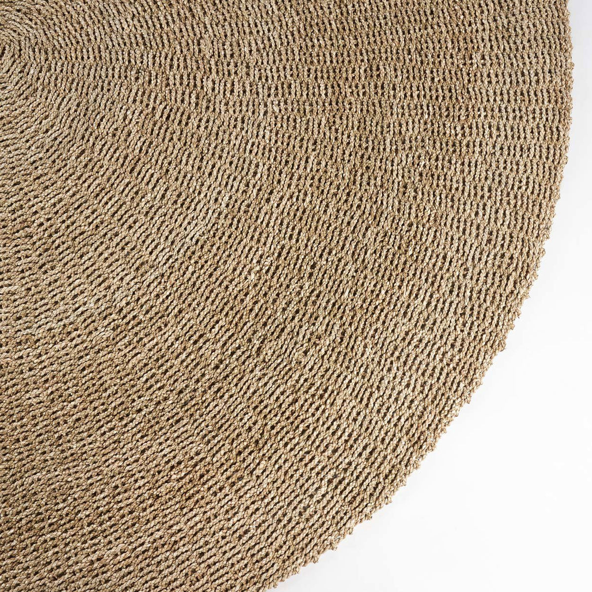 Détail du tressage de sisal et du bord arrondi du tapis Sizali