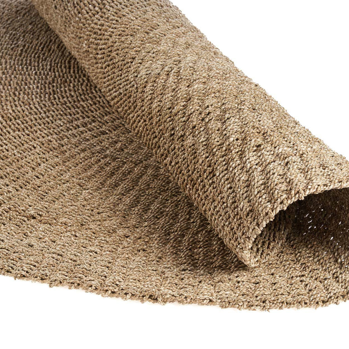 Tapis Sizali en sisal roulé en partie sur lui-même montrant son épaisseur