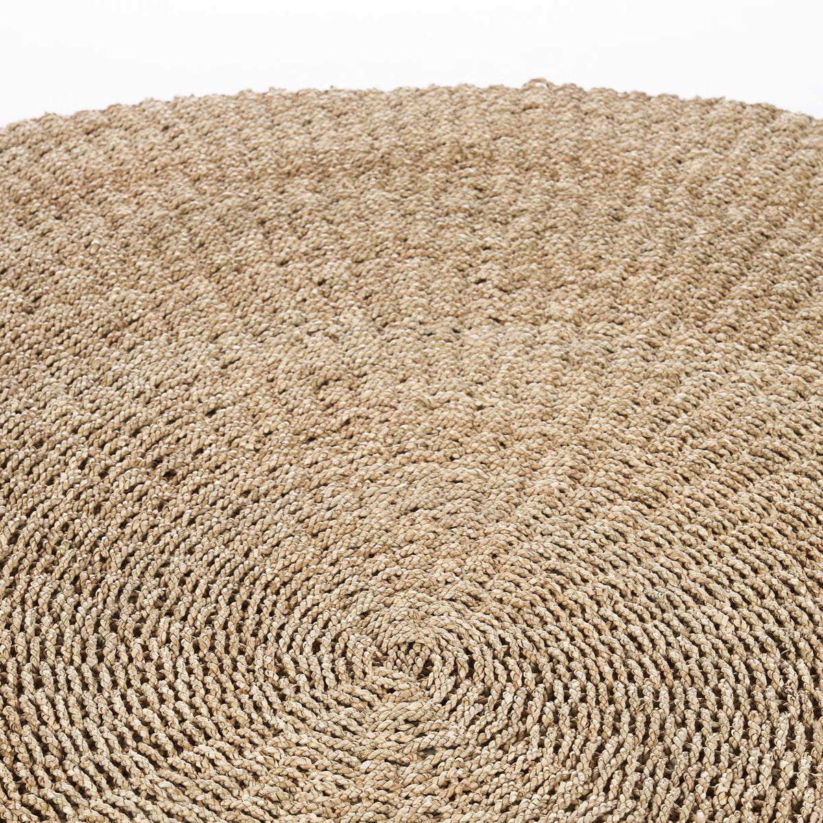 Vue en perspective du tapis Sizali et de la spirale de cordelettes de sisal qui part du centre