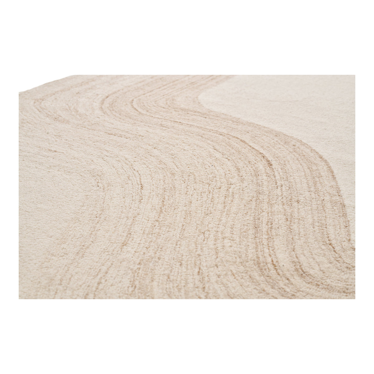 Détail des vagues brun clair veinées du tapis Surat sur fond ivoire