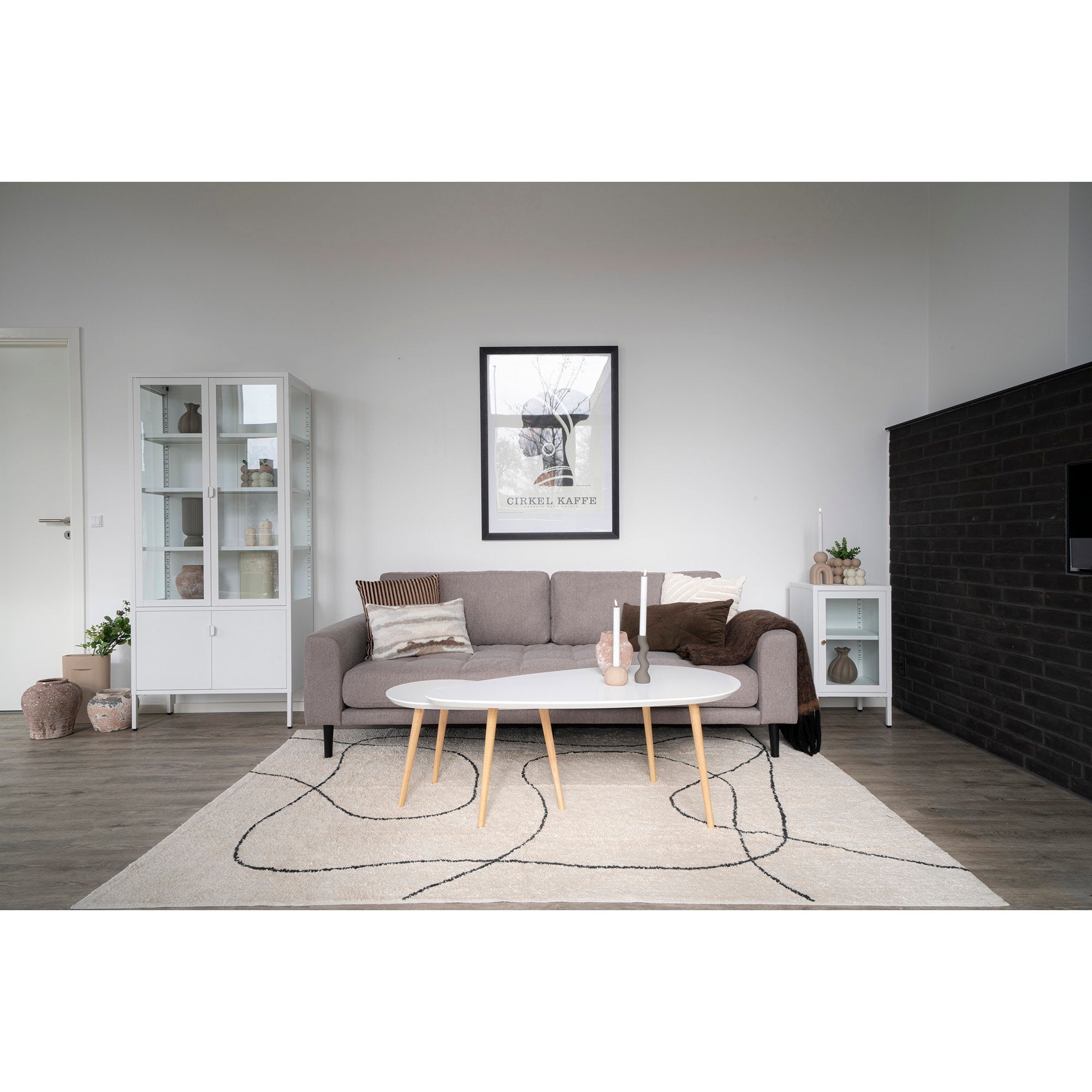 Tapis Tampa naturel tracé noir salon nordique canapé gris table basse bois blanc