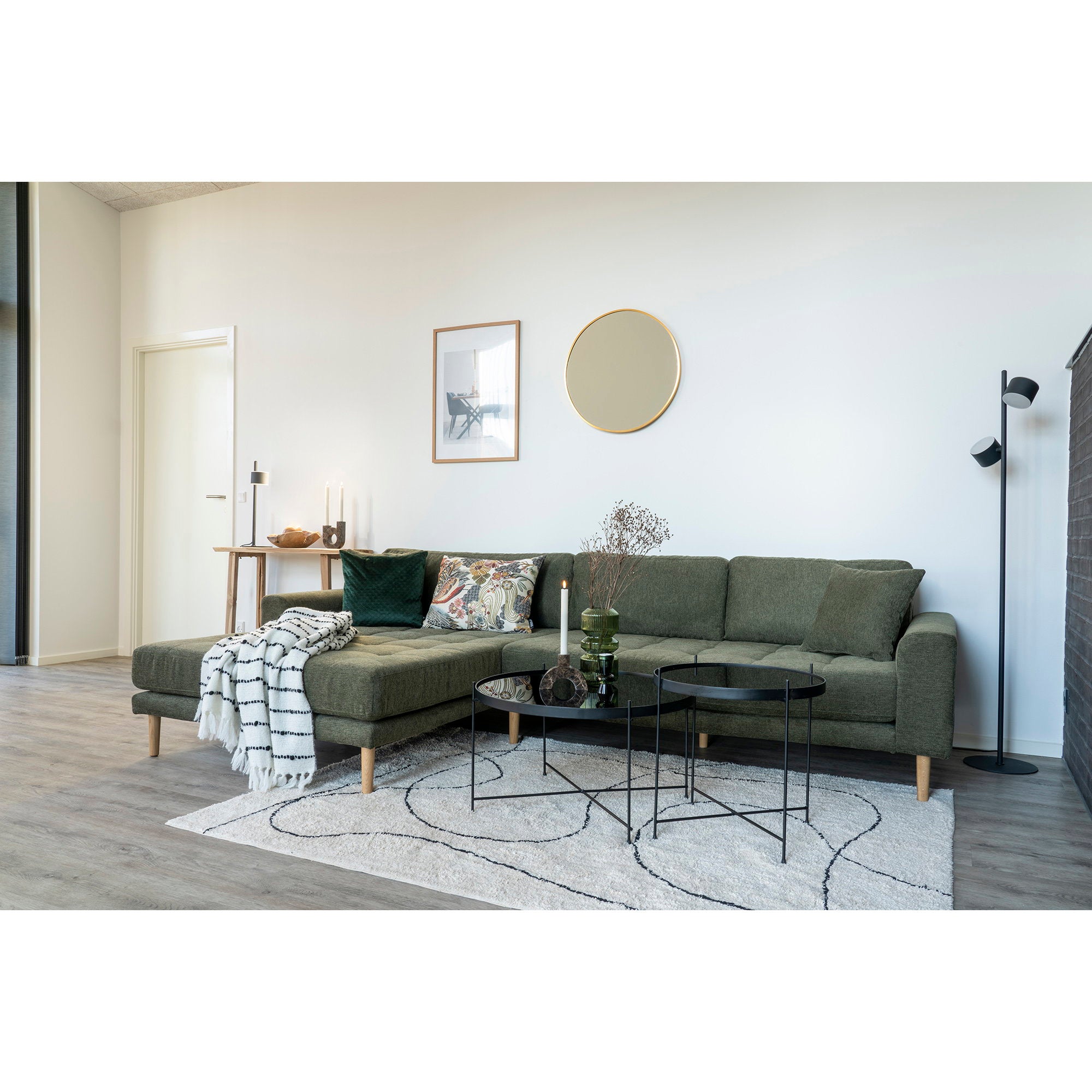 Tapis Tampa naturel motif abstrait noir salon loft canapé vert table basse métal noir