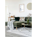 Tapis Tampa blanc graphique 160x230 cm salon scandinave table laiton canapé kaki lumière