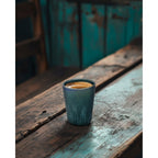 Tasse à expresso en grès vert profond 7 cm en situation