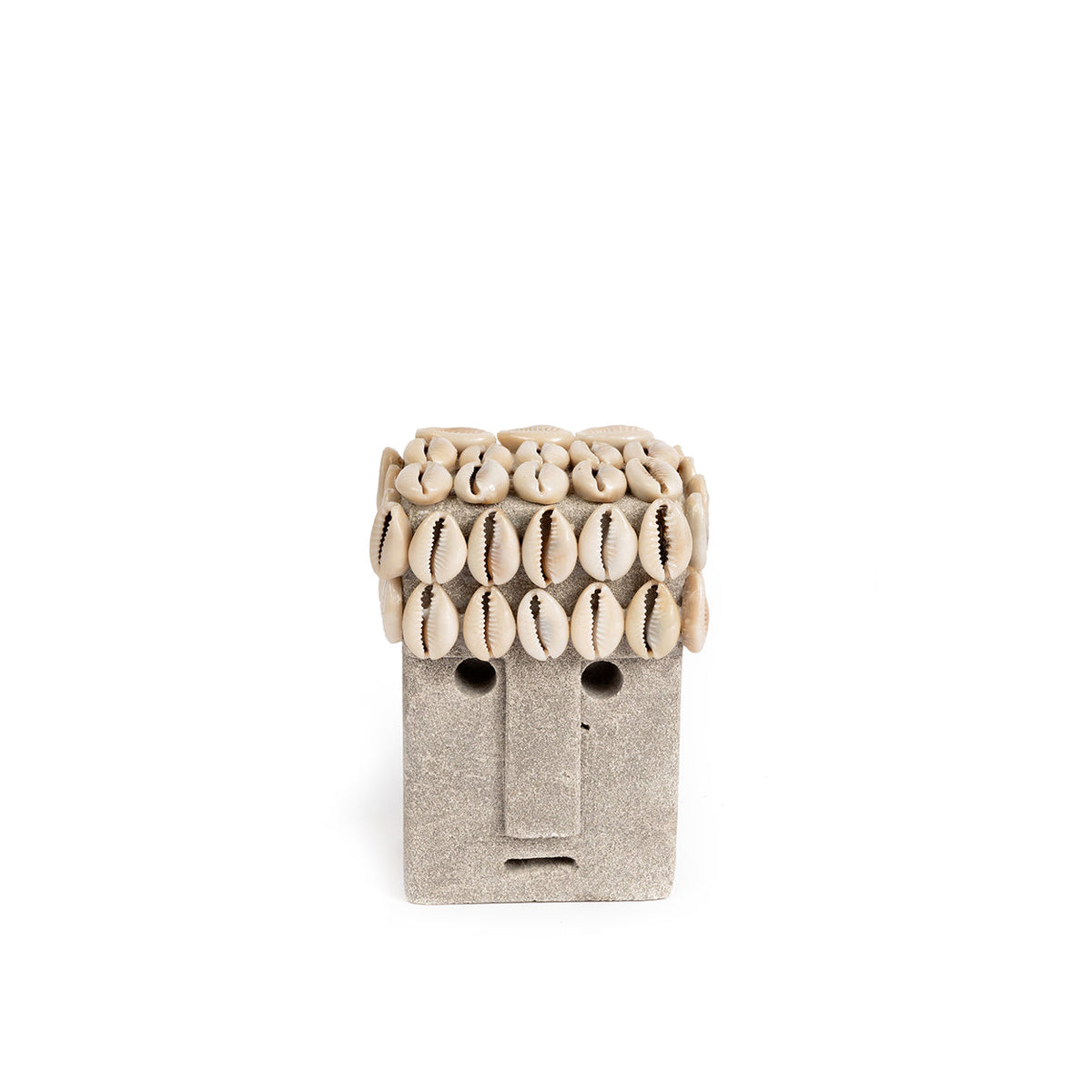 Tête décorative Sumba en grès gris vue de face avec sa coiffe de cauris et son nez en relief