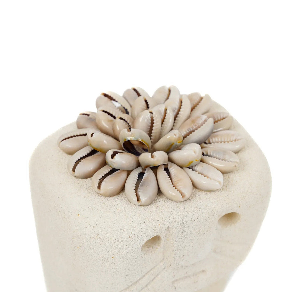 Tête Sumba à couronne de cauris en grès blanc 11 cm, vue 5