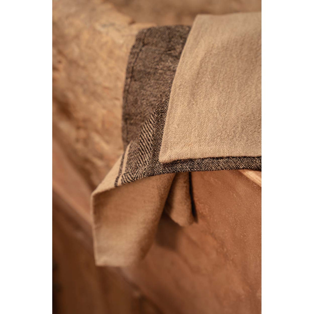 Torchon de cuisine Moody en lin naturel à large bandeau noir 50 x 70 cm en situation