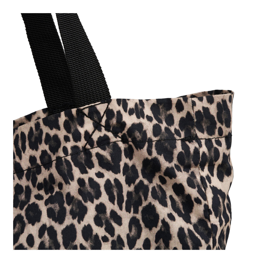 Détail anse sangle noire renforcée et couture tote bag Ava léopard