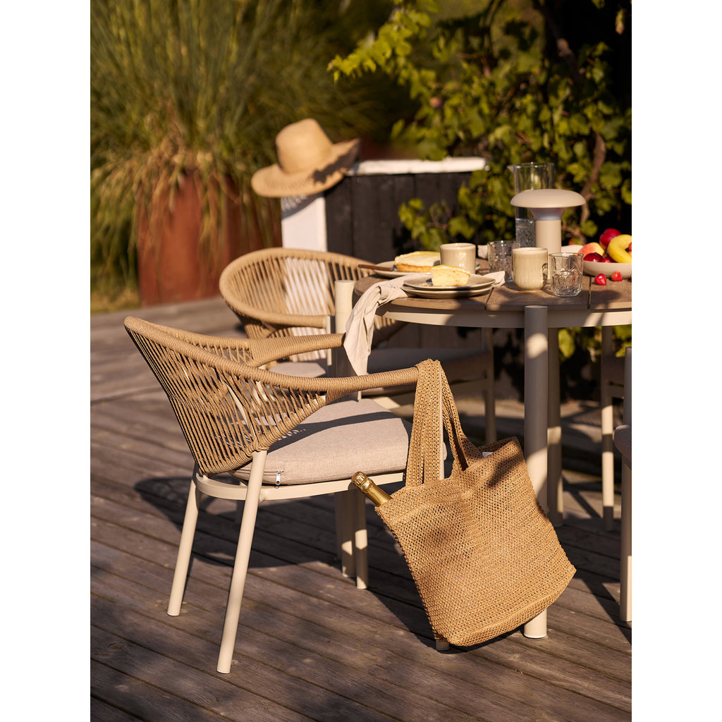 Tote bag Parade tressé naturel posé chaise terrasse ambiance estivale