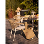 Tote bag Parade tressé naturel posé chaise terrasse ambiance estivale