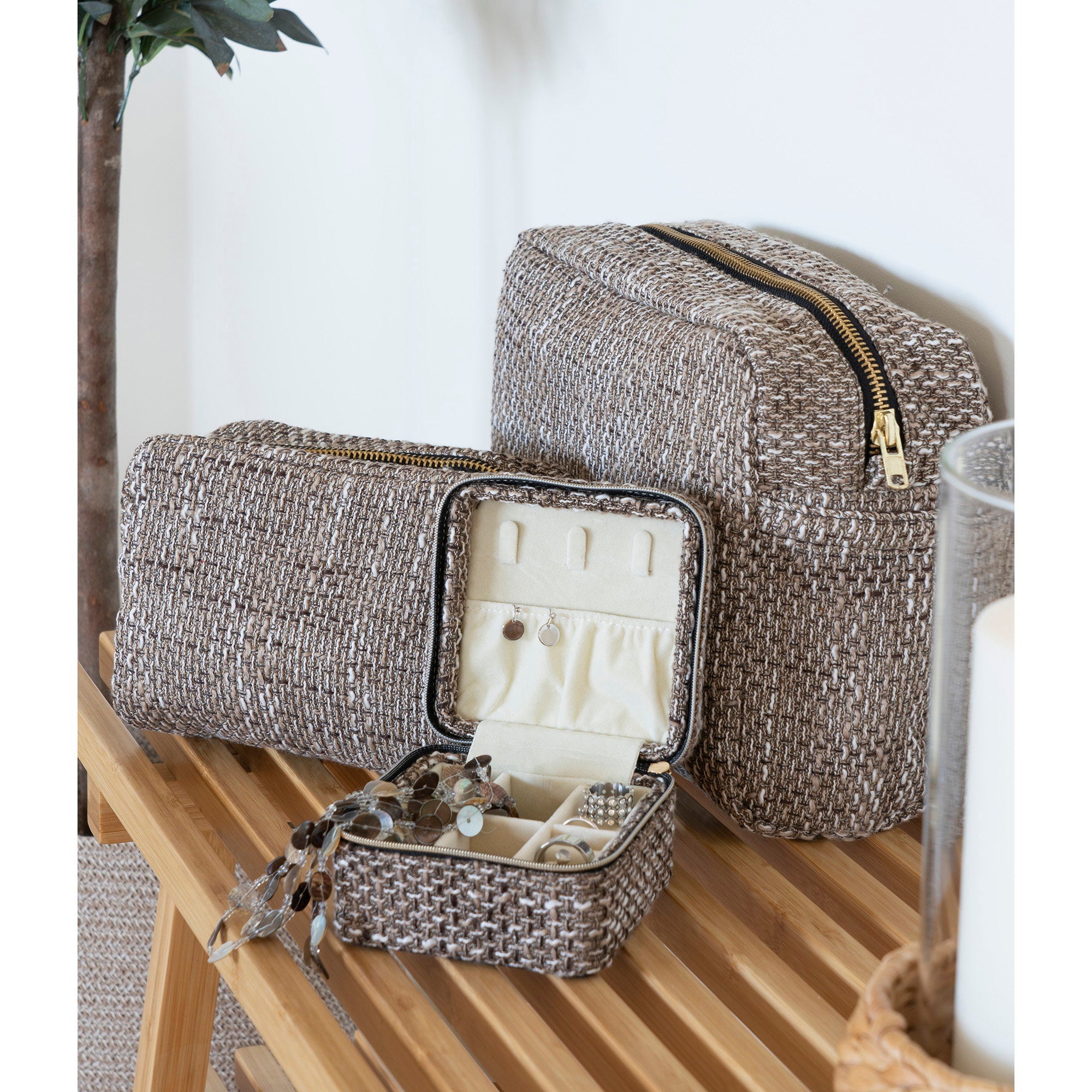 Set trousses Safi tweed brun ouvertes contenu intérieur crème bijoux