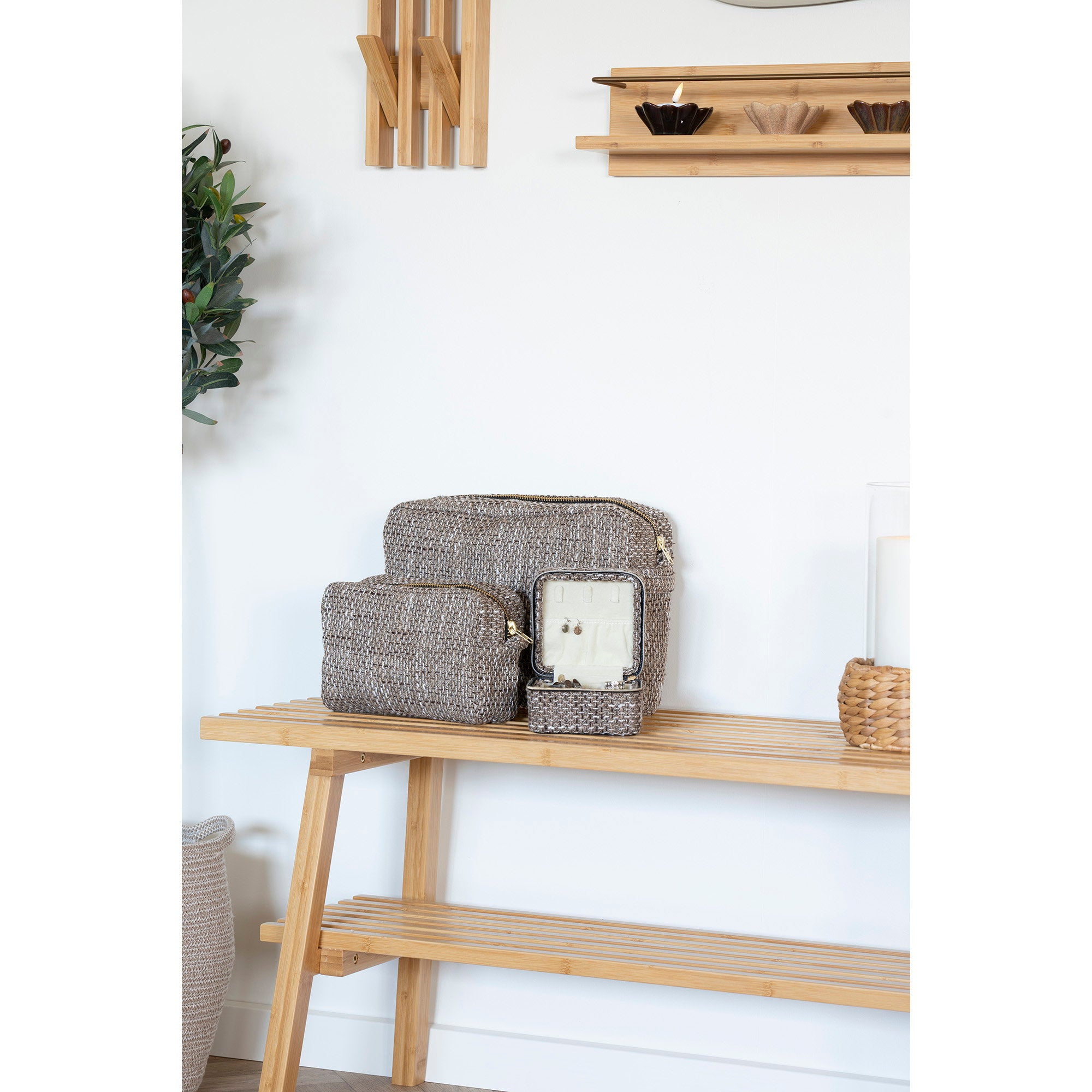 Set 2 trousses Safi tweed chiné brun doré mise en scène étagère bambou