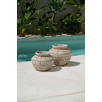 Vase Belly en terre cuite grise et rotin 33 cm en situation