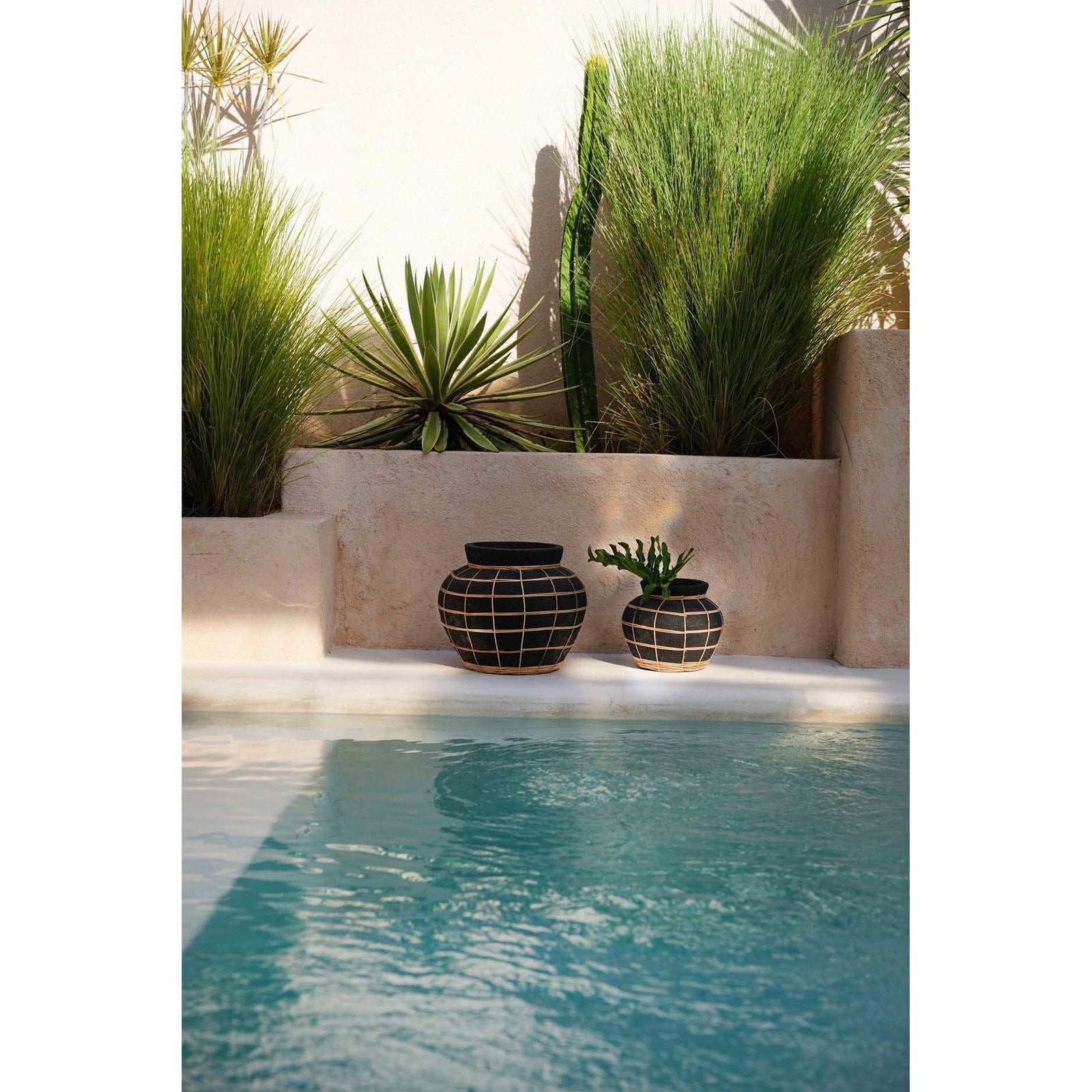 Vase Belly en terre cuite et rotin 25 cm en situation