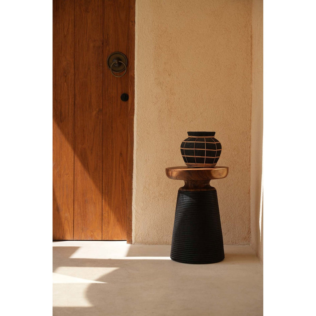 Vase Belly en terre cuite et rotin 29 cm en situation