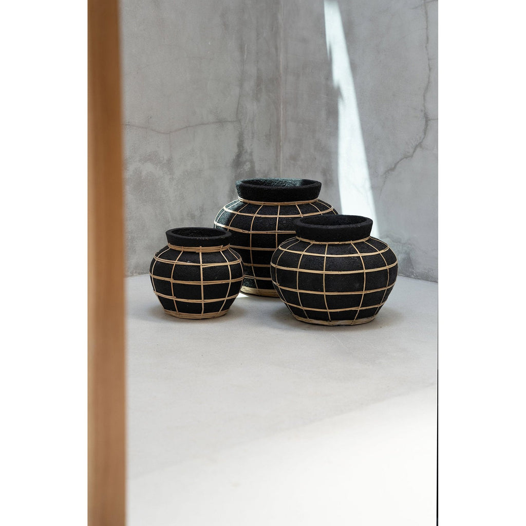 Vase Belly en terre cuite et rotin 33 cm en situation