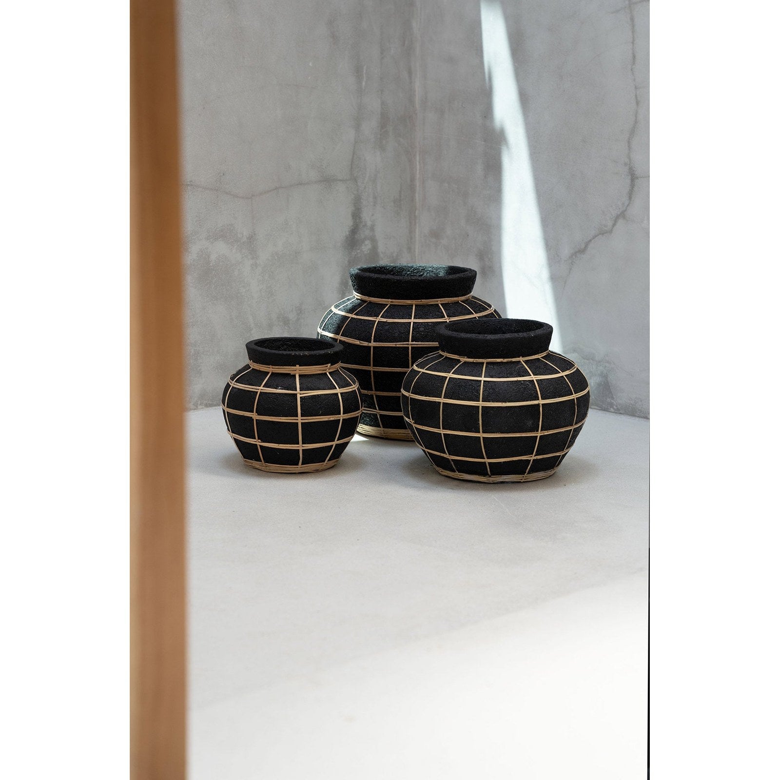 Vase Belly en terre cuite et rotin 33 cm en situation