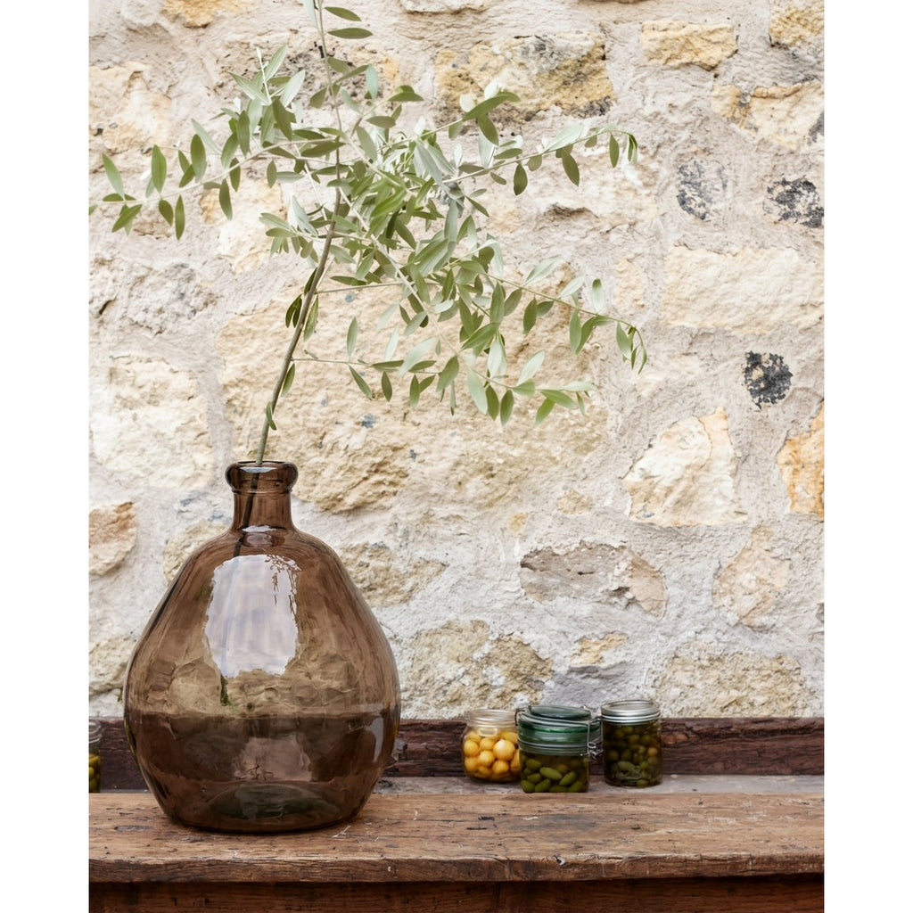 Vase Bolai en verre recyclé beige 50 cm en situation