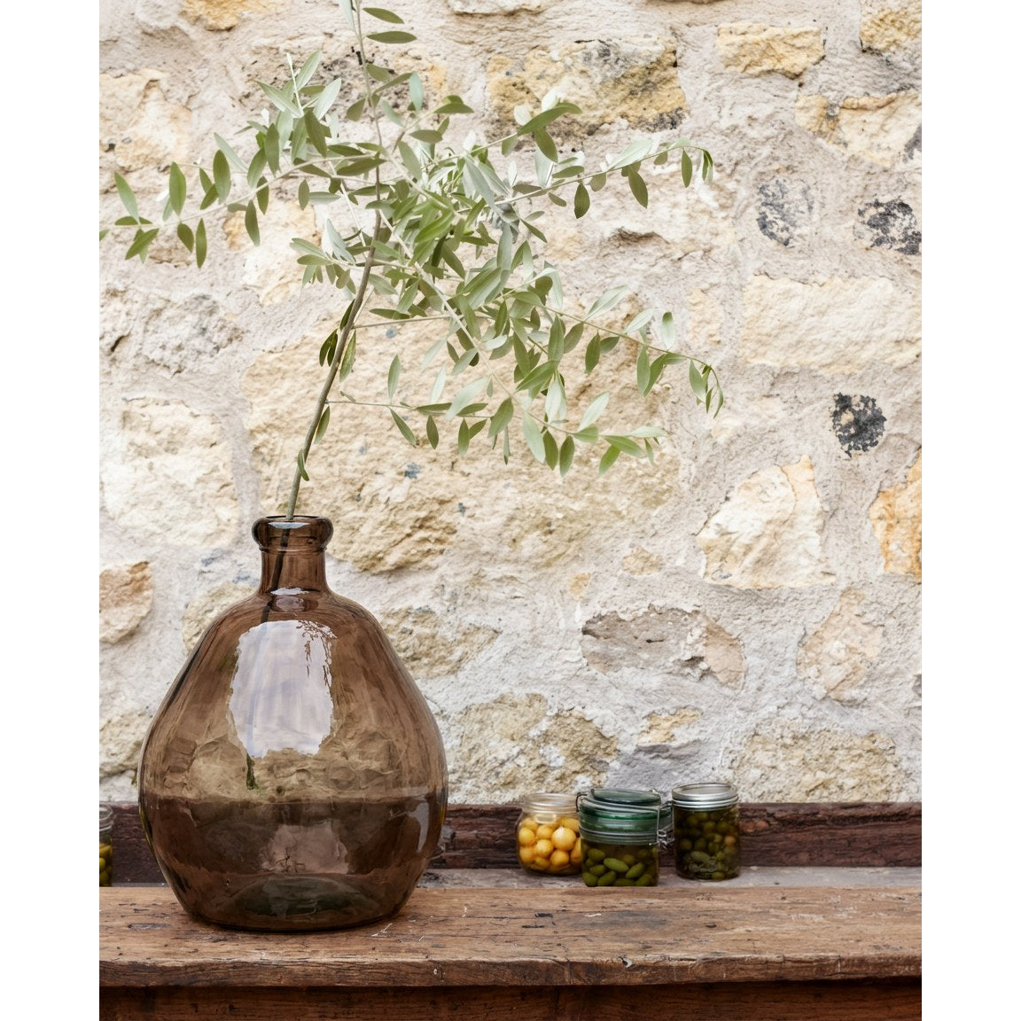 Vase Bolai en verre recyclé beige 50 cm en situation