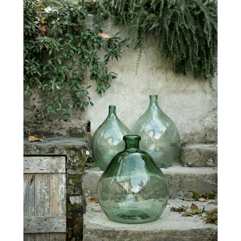 Vase Bolai en verre recyclé vert 50 cm en situation