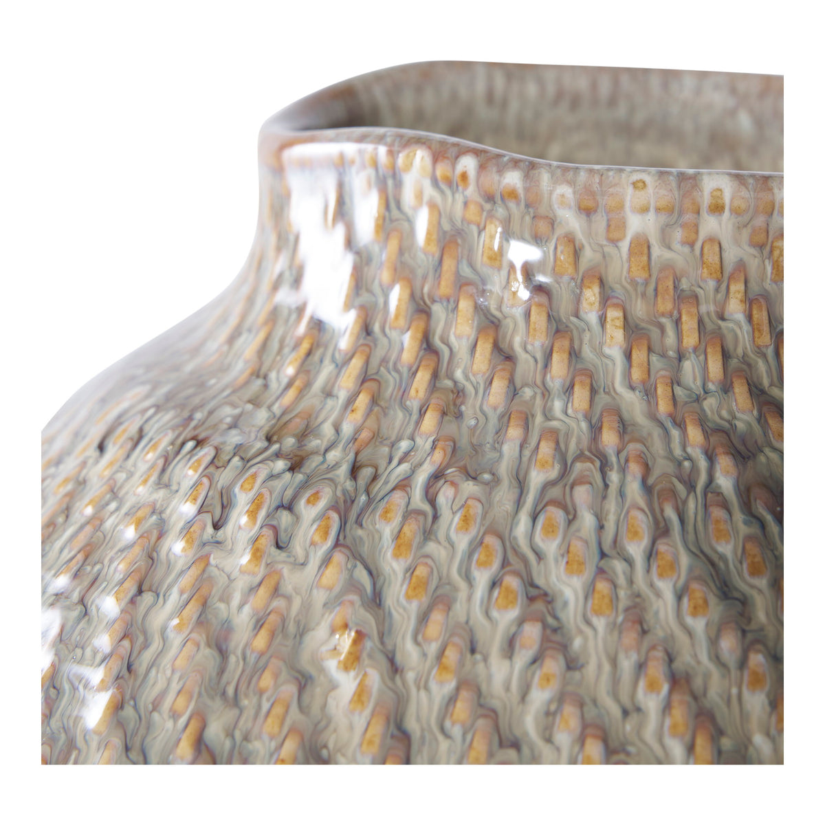 Détail du col court et de la surface brillante aux touches ambrées du vase