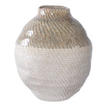 Vase boule en céramique à motif tressé blanc et haut brillant beige vu de face sur fond blanc