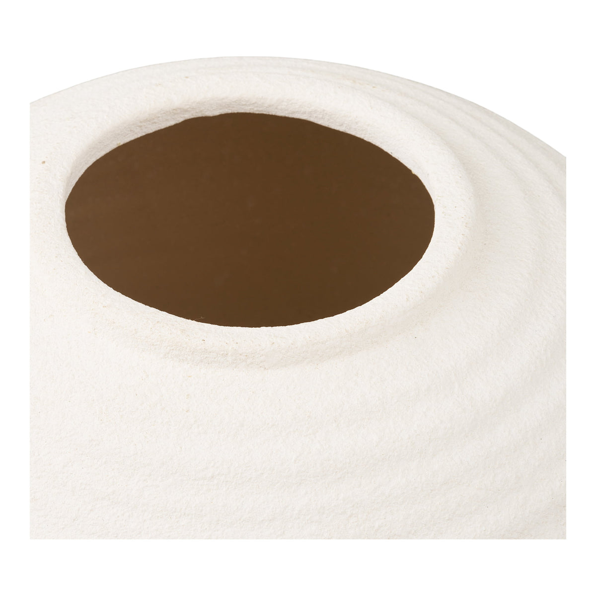 Détail de l'ouverture du vase boule en céramique blanche et de son intérieur brun
