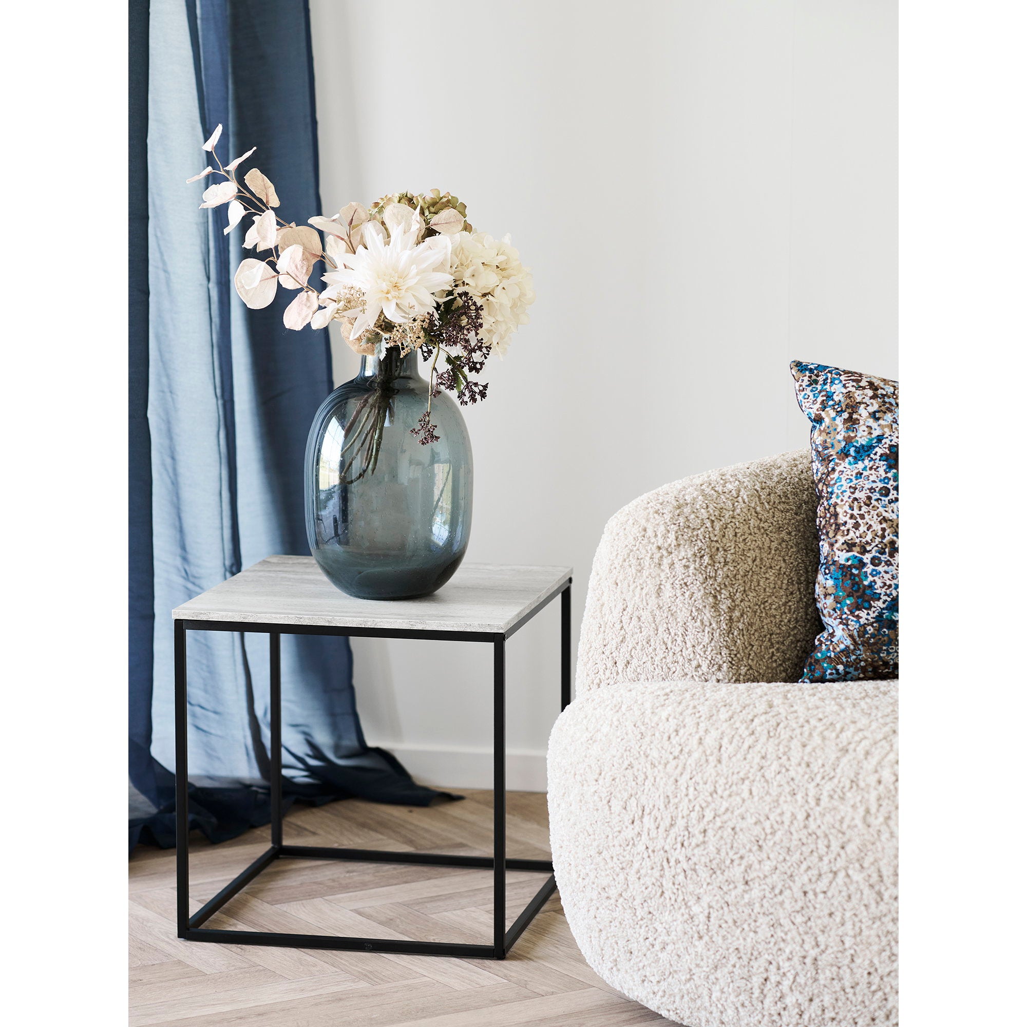 Détail col cylindrique roulé et micro-bulles verre soufflé fumé noir bleu-gris