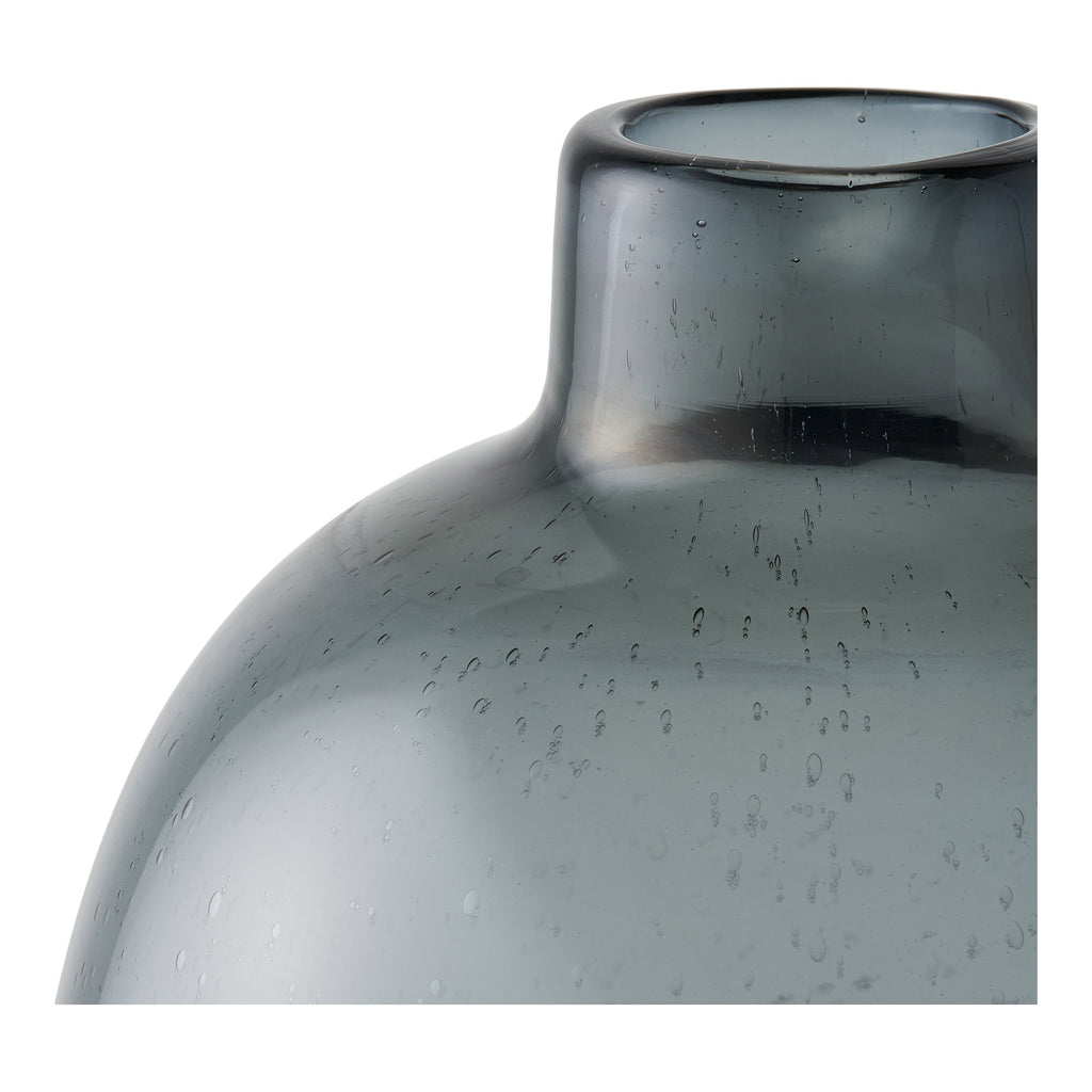 Vase verre soufflé fumé bleu-gris avec fleurs blanches table marbre salon